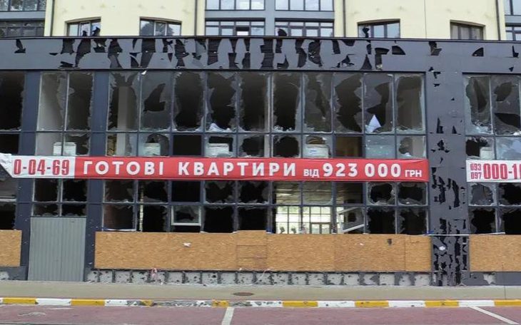 Bất chấp cuộc xung đột với Nga, giá nhà ở một số vùng Ukraine vẫn tăng - Ảnh 1. Một tấm biển ghi 'Căn hộ đã hoàn thiện' trên một tòa nhà bị hư hại ở Irpin, phía bắc Kyiv - Ảnh: Al JAZEERA