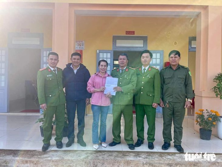 ATM tự nhả ra 20,5 triệu, một phụ nữ chờ 20 phút trả lại người bỏ quên- Ảnh 1. Chị Vinh bàn giao số tiền nhặt được ở cây ATM cho Công an xã Hướng Phùng - Ảnh: Công an Hướng Phùng