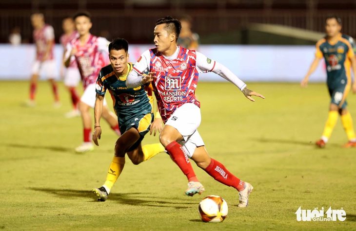 AFC xếp hạng V-League sau Thai League và Malaysia Super League- Ảnh 1. Trận TP.HCM (áo đỏ) và LPBank Hoàng Anh Gia Lai ở vòng 21 V-League 2023-2024 - Ảnh: N.K.