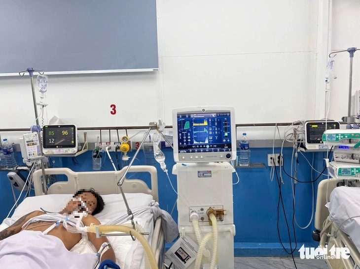 5 người ở TP.HCM nhập viện, nghi ngộ độc hóa chất xử lý nước- Ảnh 1. Bệnh viện huyện Bình Chánh tiếp nhận 5 trường hợp bị ngộ độc PAC - Ảnh: Bệnh viện cung cấp