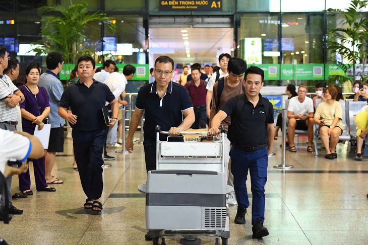 hinh-chuyen-tim-1724641905970887931762 100 y, bác sĩ, nhân viên y tế tham gia chuyển, ghép tim ca đầu tiên tại Bệnh viện Đại học Y Dược - Ảnh 1.