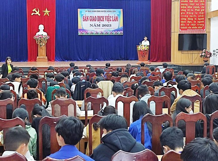 hon-5000-luot-nguoi-lao-dong-duoc-ho-tro-lam-viec-nuoc-ngoai-theo-hop-dong-le-trung-2024-09-12-2-1726111432069552458101 4 năm, hơn 5.000 lượt người lao động được hỗ trợ làm thủ tục làm việc ở nước ngoài theo hợp đồng - Ảnh 1.