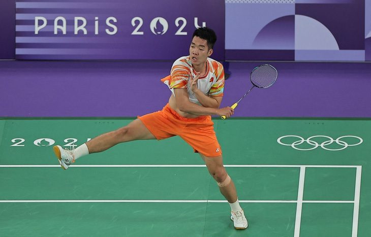 Bạn đọc tranh luận chuyện 9/11 nước Đông Nam Á có bản quyền Olympic 2024, Việt Nam không- Ảnh 1. Tay vợt Lê Đức Phát có màn trình diễn tốt để giành chiến thắng trong trận đấu đầu tiên tại Olympic 2024. Dù vậy, người hâm mộ Việt Nam không thể xem được Phát thi đấu vì không có bản quyền - Ảnh: REUTERS