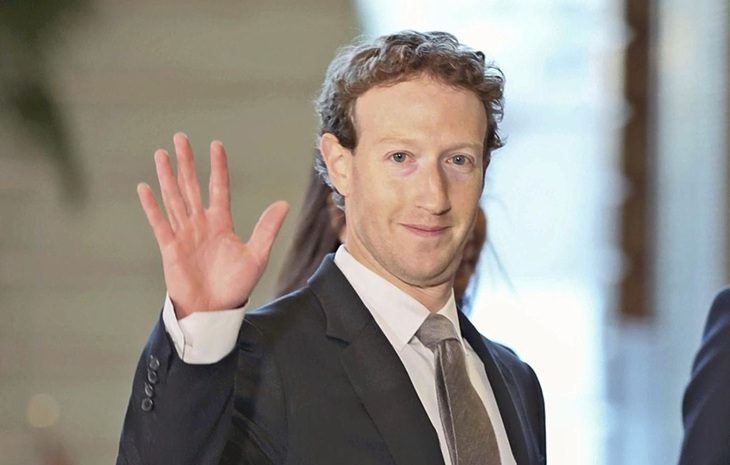Tỉ phú Zuckerberg vẫy tay chào trước khi vào Văn phòng thủ tướng Nhật tại Tokyo vào hôm 27-2 - Ảnh: Yomiuri Shimbun Tỉ phú Zuckerberg vẫy tay chào trước khi vào Văn phòng thủ tướng Nhật tại Tokyo vào hôm 27-2 - Ảnh: Yomiuri Shimbun