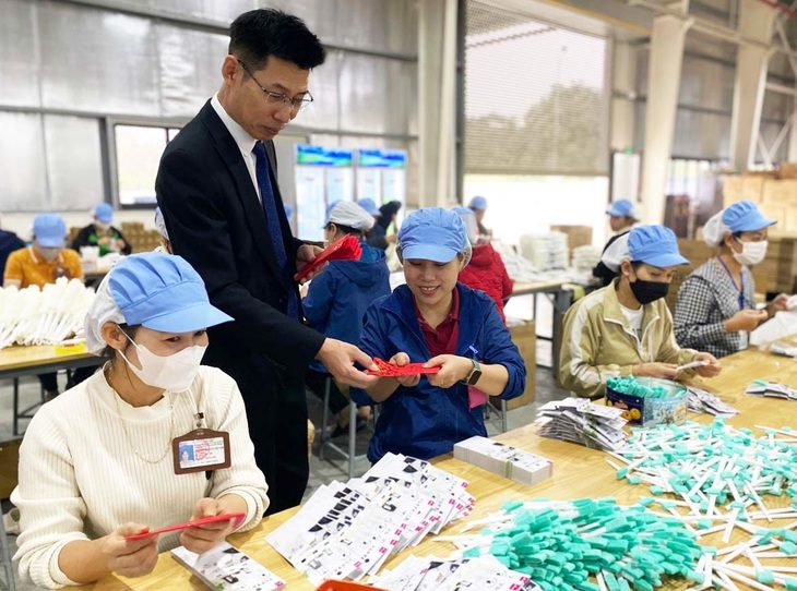 Lãnh đạo nhiều doanh nghiệp, đại diện công đoàn xuống các bộ phận, nhà xưởng chúc Tết, lì xì năm mới cho người lao động, tạo không khí phấn khởi làm việc - Ảnh: M. DUNG Lãnh đạo nhiều doanh nghiệp chúc Tết, lì xì năm mới cho người lao động - Ảnh: M.DUNG