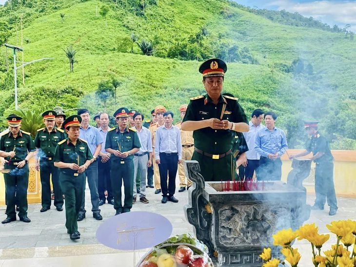 500 cây xanh được trồng nơi 13 liệt sĩ Rào Trăng ngã xuống- Ảnh 1. Trung tướng Hà Thọ Bình - tư lệnh Quân khu 4 - dâng hương tại Nhà bia tưởng niệm liệt sĩ Rào Trăng hy sinh ở tiểu khu 67 - Ảnh: Ban quản lý rừng phòng hộ sông Bồ