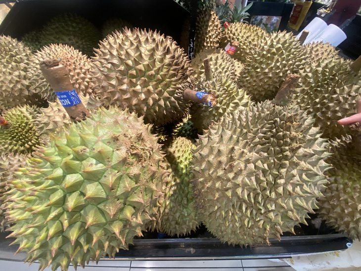 30 lô hàng sầu riêng Việt Nam xuất khẩu sang Trung Quốc nhiễm cadimi vượt ngưỡng- Ảnh 1. Sầu riêng được bày bán tại một siêu thị ở Hà Nội - Ảnh: C.TUỆ