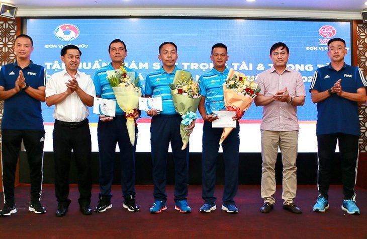 3 trọng tài V-League về hưu trước mùa giải 2024-2025 - Ảnh 1.