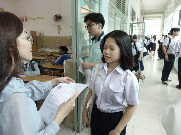 1.800 cán bộ, giáo viên chấm thi tuyển sinh lớp 10 TP.HCM - Ảnh 1. 1.800 cán bộ, giáo viên chấm thi tuyển sinh lớp 10 TP.HCM - Ảnh 1.