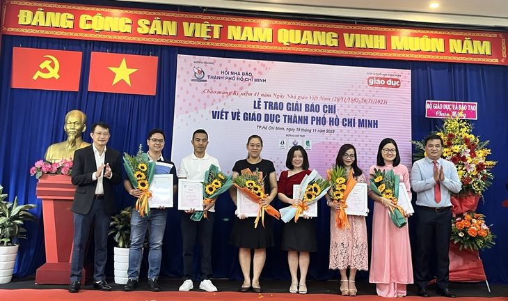 Báo Tuổi Trẻ giành 3 giải Báo chí vì sự nghiệp phát triển giáo dục TP.HCM- Ảnh 1. Nhà báo Hoàng Hương (thứ hai từ phải), một trong ba nhà báo của báo Tuổi Trẻ, nhận giải trong lễ trao giải lần này - Ảnh: MỸ DUNG