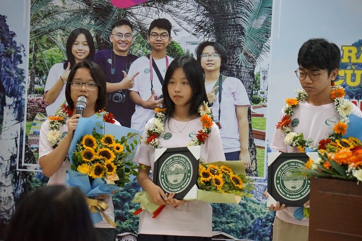 Từ trái qua, ba bạn Thảo Tiên, Ngọc Khánh, Tuệ Lâm giao lưu trước khi lên đường tham dự Festival Nhiếp ảnh Quốc tế tại Nhật Bản - Ảnh: T.ĐIỂU Thảo Tiên, Ngọc Khánh, Tuệ Lâm (từ trái qua) giao lưu trước khi lên đường tham dự Festival nhiếp ảnh quốc tế tại Nhật Bản - Ảnh: T.ĐIỂU
