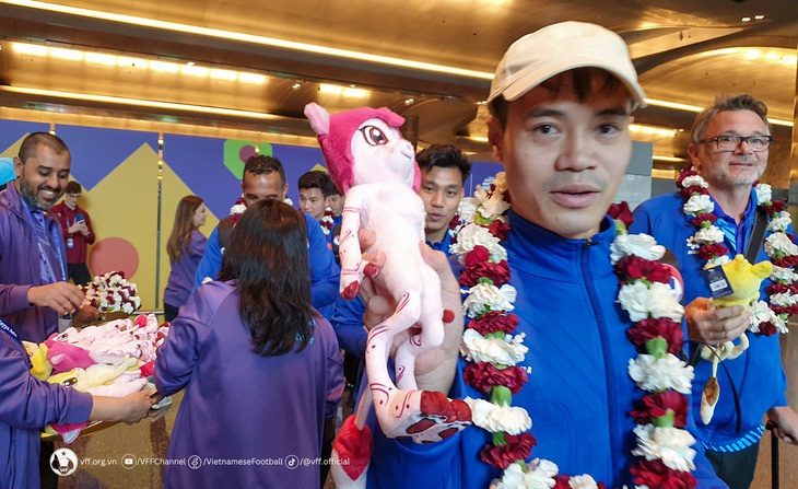 Asian Cup 2023: Tuyển Việt Nam hứng khởi tại Qatar- Ảnh 1. Văn Toàn và HLV Philippe Troussier được chào đón tại Qatar - Ảnh: VFF